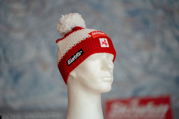 a white mannequin head with a red and white hat skiwelt
