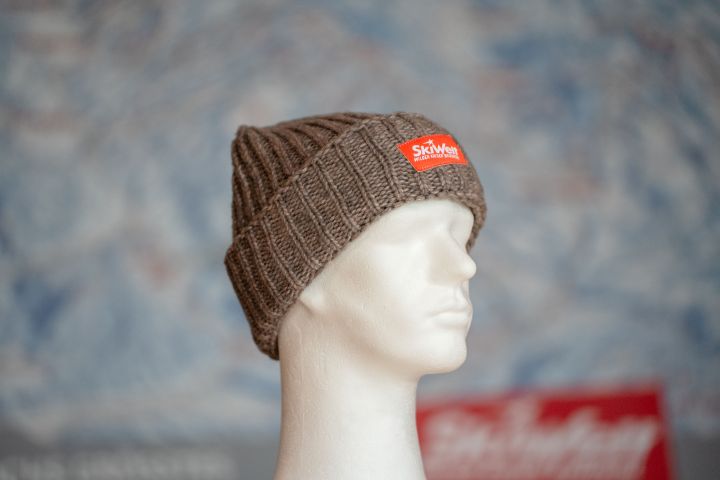 a mannequin head with a knit hat SkiWelt