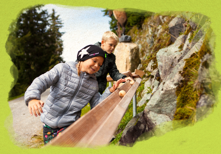 Abholschein Saisonkarte Kinder Familienkarte ErlebnisWelt Sommer SkiWelt - fröhliches Kind springend