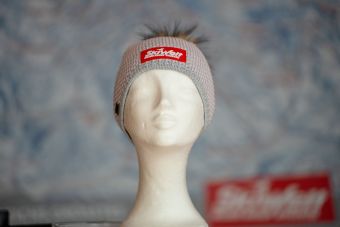 ein Mannequin-Kopf mit einer Strickmütze