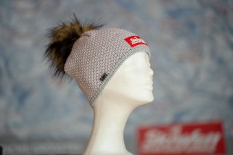 eine Puppe, die einen Hut trägt