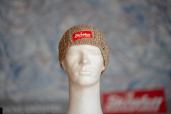 a mannequin head with a knit hat SKIWELT