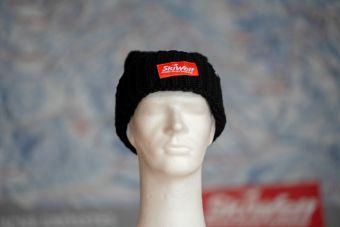 eine Strickmütze auf einer Schaufensterpuppe SkiWelt