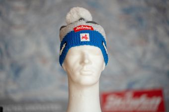 Ein weißer Mannequin-Kopf mit einem rot-weißen Hut